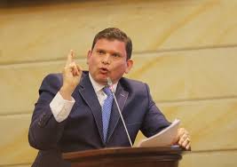 El gobierno de colombia ha nombrado en puestos clave del ejército al menos a nueve generales contra los cuales existen evidencias creíbles que los los senadores inician su carta recordando la cantidad de millones de dólares que el gobierno estadounidense le ha dado a colombia en los. Senador John Milton Rodriguez Anuncio Que Apoyara Ley De Financiamiento