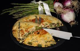 Provate ad arricchire gli spinaci anche con cipollotti, besciamella, con pinoli e uva passa oppure anche solo con l'aggiunta di formaggio grattuggiato, per insaporirli con semplicità. Frittata Di Albumi Con Asparagi E Cipollotti Cucina Chiacchierina