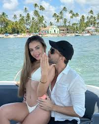 Musa do OnlyFans que vende água do banho para pagar noivado é pedida em  casamento