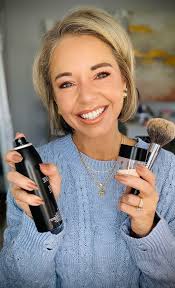 Do you know what setting powder and setting spray do and what the  difference is? ➡️ Setting powder: keeps the oil from WITHIN in your skin  from peaking through and separating your