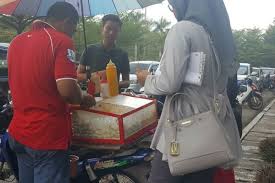 Anda juga boleh berniaga buah potong menggunakan motorsikal untuk senang bergerak mencari port orang ramai. Abang Buah Azuandyaradi Com