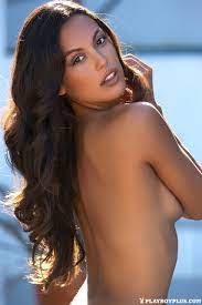 Schwüle Playboy-Schönheiten zeigen glatte Haut und necken mit bedeckten  natürlichen Titten - PornPics.com