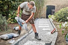 Kiesweg Anlegen Anleitung Von Hornbach Kiesweg Anlegen Kiesweg Kiesgarten