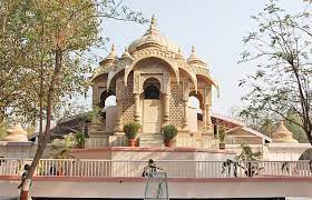 He is often believed to be an incarnation of the hindu deities dattatreya or ganesha. Shree Gajanan Maharaj Shegaon