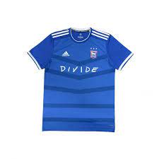 Jul 06, 2021 · 7 das hummel wm 2018 trikot von dänemark 7.1 das heimtrikot zur. Ed Sheeran Divide Ipswich Town Juniors Football Shirt