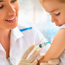 Planear algo agradable para después de la vacunación hace que los niños focalicen su atención en una situación. La Importancia De Vacunar A Los Ninos Clinica Vespucio