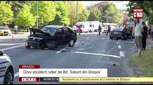 Fiind la volan, nu am apucat sa vad prea multe detalii, dar erau 3 masini oprite. Grav Accident Rutier Pe Bd Saturn Din BraÈov Youtube
