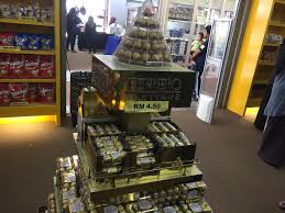 Many types of chocolate that you can choose. Ain Syahirah Beli Coklat Di Kawasan Bebas Cukai Di Tasik Kenyir Terengganu