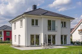 Weisse Stadtvilla Mit Putzfassade Stadtvilla Fassade Haus Haus