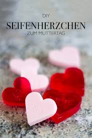 Diy Seife In Herzform Als Muttertagsgeschenk Selber Machen Muttertagsgeschenk Selber Machen Muttertagsgeschenke Valentinstag Geschenke Selber Machen