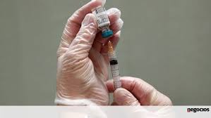 Apesar de apresentarem resultados semelhantes, uma vez que utilizam a mesma técnica para ativar o sistema imunológico do corpo, as vacinas apresentam algumas diferenças. Vacina Da Moderna Com 94 5 De Eficacia Na Prevencao Da Covid 19 Coronavirus Jornal De Negocios