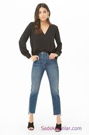 Siyah Gomlek Kombinleri Bayan Mavi Kot Pantolon Siyah Uzun Kol V Yaka Gomlek Siyah Topuklu Terlik Moda Stilleri Pantolon Ve Moda