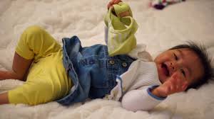While your baby might be gaining neck muscles and is able to shake side to side when nursing, you should still support their head for at least the first three months. Baby Shakes Head Side To Side Autism 11 Reasons Remedies When To Worry