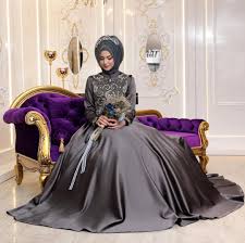 Maya Adli Kullanicinin Hijab Fashion Panosundaki Pin Sade Gelinlikler The Dress Moda Stilleri