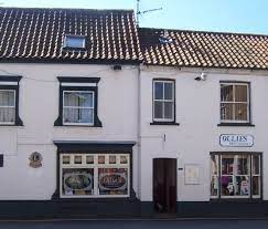Jurys inn edinburgh is located in the heart of edinburgh's beautiful old town next to the famous royal mile and a 2 minute walk from waverly train station. The Edinburgh Inn Pubs And Cafes Discover Norfolk