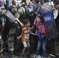 Alle fünf sekunden stirbt laut unicef weltweit ein kind, millionen kinder werden ausgebeutet oder diskriminiert. Unicef Foto Des Jahres Verzweifelte Kinder Auf Der Flucht Welt