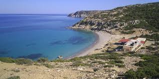 Εκεί στην άκρη του αη γιάννη πάνω σ'εναν άγριο βράχο παρακολουθούμε σε λίγο σιωπηλοί και ακίνητοι την ιεροτελεστία του ηλιοβασίλεματος. Blog Gavdos Apartments