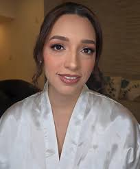 No es tendencia. Es esencia. Es sutil, es eterno, es inolvidable. Un  maquillaje que nunca pasa de moda. Así lucen nuestras novias de guapas y  elegantes. Maquillaje y peinado hecho por nuestro