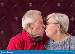 Beijando pares mais velhos foto de stock. Imagem de aposentado 