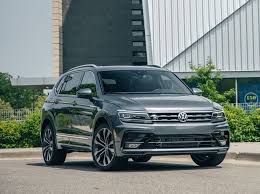 The 2018 volkswagen tiguan comes in 4 configurations costing $24,595 to $37,550. 2019 Volkswagen Tiguan Review Pricing And Specs