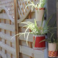 Tolle Upcycling Idee Fur Alte Blechdosen Dosen Verzieren Bepflanzen Und Mit Magneten An Ferromagnetischen Oberflachen A In 2020 Diy Flower Pots Flower Pots Diy Fence