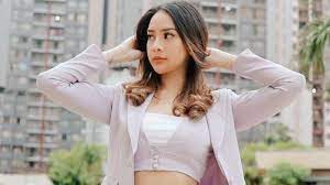 #lihat cewe pake baju super ketat jdi g tahan jdi pengin ngocok keluar lendir dlodok2 ah. Pose Seksi Anya Geraldine Pakai Baju Kaus Ketat Di Kolam Renang Katanya Mau Lagi Bangka Pos