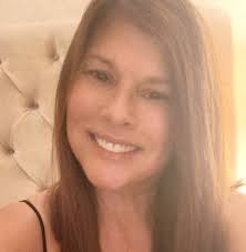 Aprende a calar. A guardar o que é teu. Aprende que nem todos os ouvidos  merecem as tuas palavras, que nem todos os olhos merecem ver o que te  ilumina, que nem