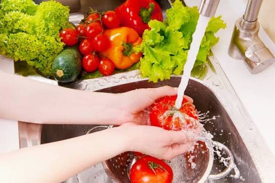Minh họa khái niệm vệ sinh thực phẩm và an toàn thực phẩm trong đời sống hàng ngày