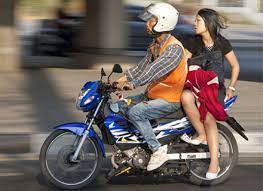 Begini Cara Aman Dan Nyaman Berboncengan Naik Motor