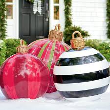 This inexpensive outdoor christmas idea is a cinch to execute. Cheap And Easy Outdoor Giant Christmas Ornaments That Are Freakin Cute