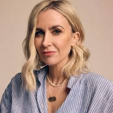 Lisa Bramble's Instagram, Twitter & Facebook