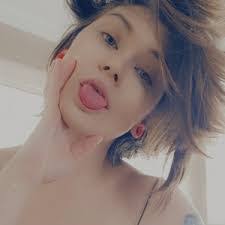 Erin Evelyn's Instagram, Twitter & Facebook