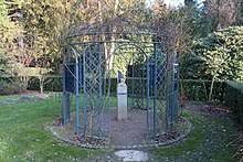 Hinweise zum ort der erinnerung mit historischen grabsteinen von gräbern bedeutender frauen und eine letzte ruhestätte für frauen. Garten Der Frauen Wikipedia