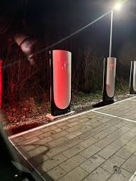 Hallo zusammen. Ich dachte immer, dass man mit mehr kw lädt. Wir sind hier  das einzigste Auto an den großen Säulen, das Auto ist leer und er zieht nur  mit 150kw. Ist