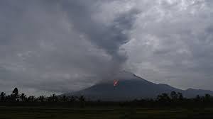 Aktivitas gunung semeru terpantau masih fluktuatif. Ketahui Bahaya Material Vulkanik Saat Gunung Semeru Meletus