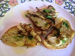 In un tegame non troppo largo versate due cucchiai d'olio, accendete il fuoco a fiamma media e unite il trito d'aglio e prezzemolo, fate soffriggere, unite i funghi porcini, salate e pepate. Crostini Di Casareccio Con Funghi Porcini
