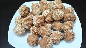 Tekstur renyahnya berpadu dengan aroma wijen hitam yang khas semakin membuat siapapu yang menyantapnya kesulitan berhenti. Onde Onde Ketawa Antigagal Resep Dan Cara Membuat Onde Onde Ketawa Youtube
