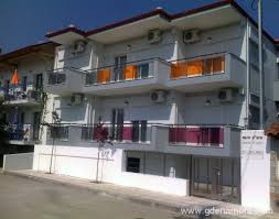 Trovate tutti gli immobili vicino al mare in vendita grecia, proprietà di prestigio da comprare, appartamenti di alto standing con vista sul mare da acquistare, case e ville di lusso grecia. Famiglia Pensione Mare D Oro Studios In Sarti Grecia Dove Andrai Al Mare Alloggi Privati Sul Mare Appartamenti Camere