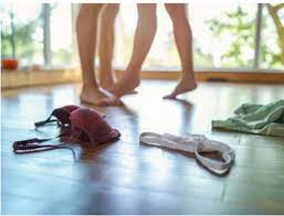 Langkah pertama adalah berbincang secara baik dengan. Sebelum Berhubungan Intim 4 Cara Foreplay Ini Harus Kamu Lakukan