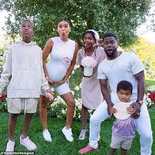 He is an actor and producer, known for bet's comicview (1992), laugh at my pain (2011) and kevin hart. Kevin Hart Und Frau Eniko Erwarten Eine Tochter Wir Sind Begeistert Uber Die Ankunft Von Unserem Baby Girl Aktuelle Boulevard Nachrichten Und Fotogalerien Zu Stars Sternchen