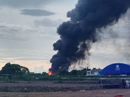 ไฟไหม้โรงงานเครื่องหอม นิคมฯลาดกระบัง เพลิงลุกท่วม มีแอลกอฮอล์จำนวนมากภายใน 6 ก.ค. Qwf9yaglleg6dm