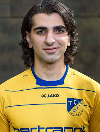 Fallback Zufällig auf diesen Spielbericht aus 2015 gestoßen. Premiere für  Mustafa Görkem, darüber hinaus Abteilungsleiter Andi Bäuerle sowie sein  Stellvertreter Marcel Sitter auf dem Feld.