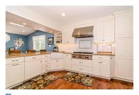 wraparound white kitchen cabinets