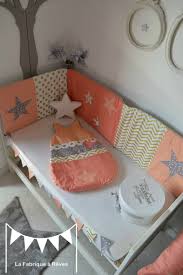 Couleur neutre par excellence, le gris peut se marier à. Decoration Chambre Bebe Fille Et Linge De Lit Corail Abricot Peche Dore Gris Etoiles Et Chevrons Gigoteuse Et Tour De Lit Bebe Decoration Chambre Enfant Liste De Naissance
