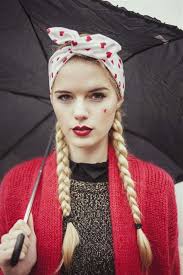 Et de nombreux signes montrent que le headband est devenu un accessoire de mode qui prend de plus en plus d'ampleur. Comment Mettre Bandana Tendance Femme Language Fr Comment Mettre Porter Bandeau Cheveux Bandana Cheveux