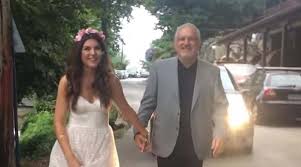 Ο τραγουδιστής θυμάται τη πρώτη. O Nikos Portokalogloy Pantrepse Thn Korh Toy Fwto Binteo Irafina