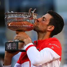 Novak djokovic total salary this year is 3.4m €, but in career he earned total 124.8m €. è¢«å…¨ä¸–ç•Œçƒè¿·è¨ŽåŽ­çš„çƒçŽ‹å–¬ç§'ç¶­å¥‡é è‡ªå·±æ‹šææ­·å²å®šä½