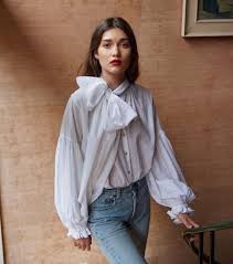 Le nostre camicie da uomo con collo alla coreana regalano un elegante tocco orientale alla tua quotidianità. La Camicia Con Il Fiocco Romantica E Glamour Dilei