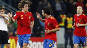 Casillas, sergio ramos, capdevila, puyol, piqué, xavi, xabi alonso, iniesta, busquets, villa, fernando torres, reina. Seleccion Espanola O Barca
