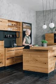 faszinierende kontraste naturholzkuche in eiche wild mit schwarz walden in 2021 kuchen design kuchendesign haus kuchen